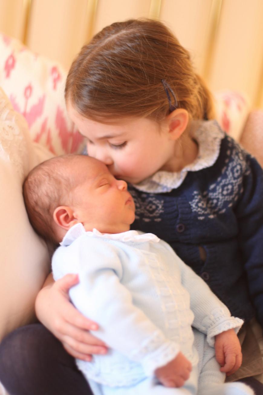 So sieht eine stolze große Schwester aus! Auch dieses Bild, auf dem Prinzessin Charlotte ihrem kleinen Bruder ein Küsschen gibt, stammt aus dem Palast.