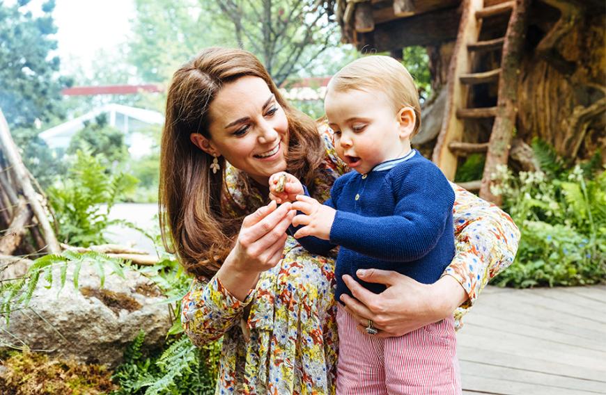 Am 20. Mai spielt Prinz Louis mit seinen Eltern und Geschwistern im Vorfeld der RHS Chelsea Flower Show mit seinen Eltern und Geschwistern im