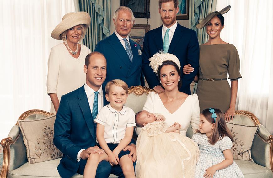 Neben Lady Camilla und Prinz Charles posieren auch Prinz Harry und seine Ehefrau Meghan mit dem neuen Familienmitglied.