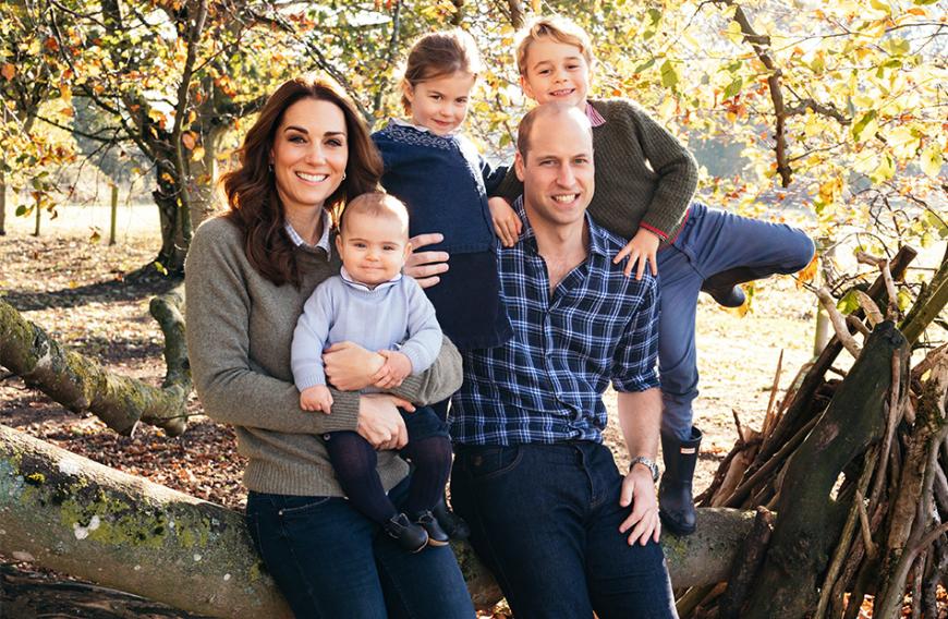 Endlich mal wieder ein Schnappschuss von Prinz Louis - und diesmal sieht er genauso fröhlich aus wie seine Geschwister! Zu ihrem ersten Weihnachten zu fünft überraschen uns die Royals mit diesem süßen Bild. Fotograf Matt Porteous nahm das zauberhafte Portrait im Herbst in Anmer Hall in Norfolk auf.