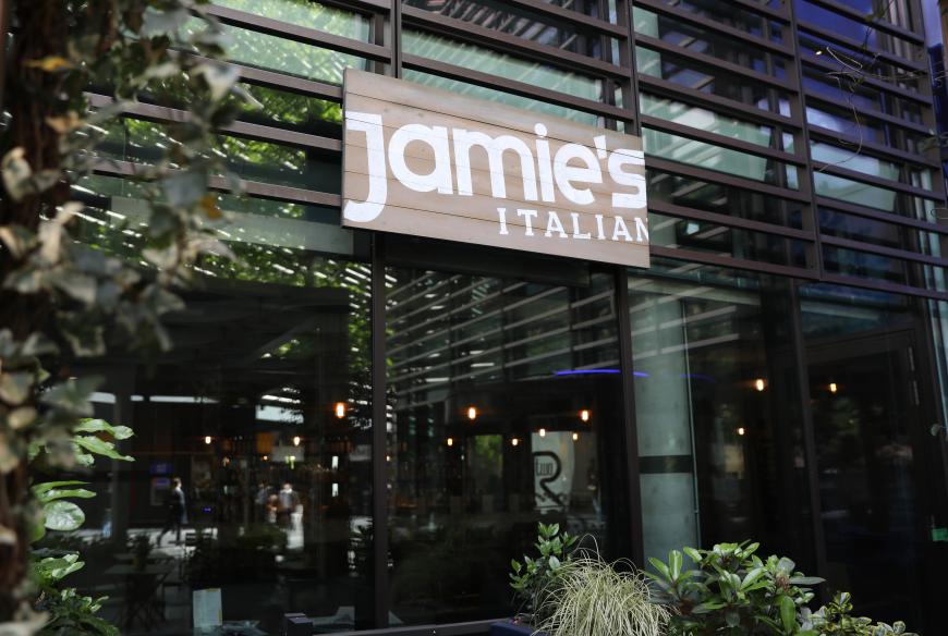 Jamie muss nach einem langen Kampf Insolvenz anmelden und damit seine Lokale schließen!
