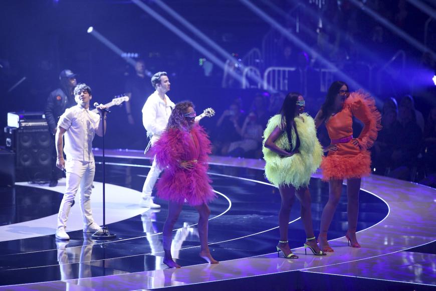 Simi hatte Probleme mit ihren Füßen und musste vor dem Finale behandelt werden. Beim Walk lief sie schließlich ohne High Heels.