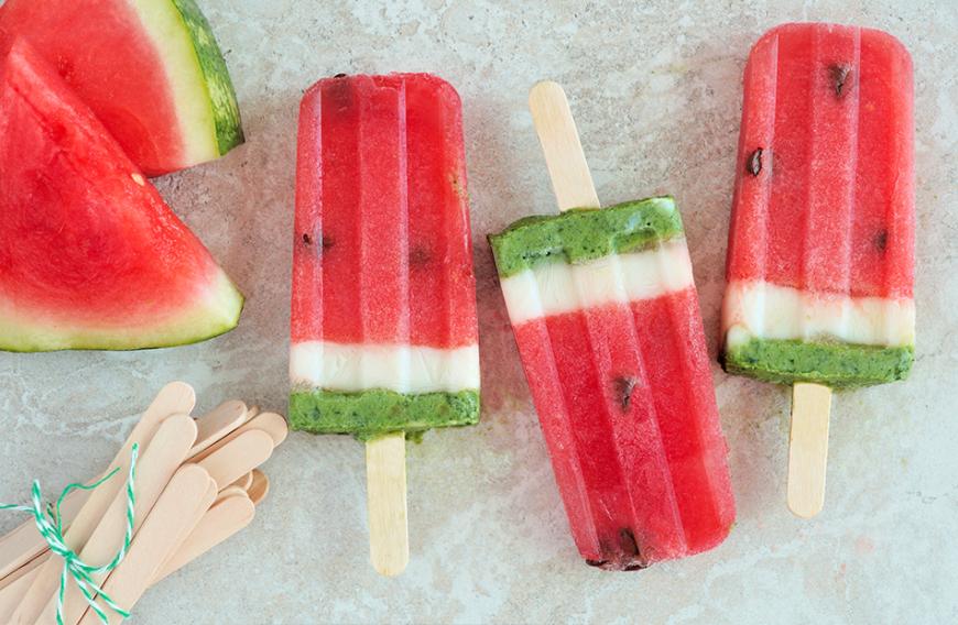 Selbst kunterbunte Popsicles kannst du ganz easy selber machen.