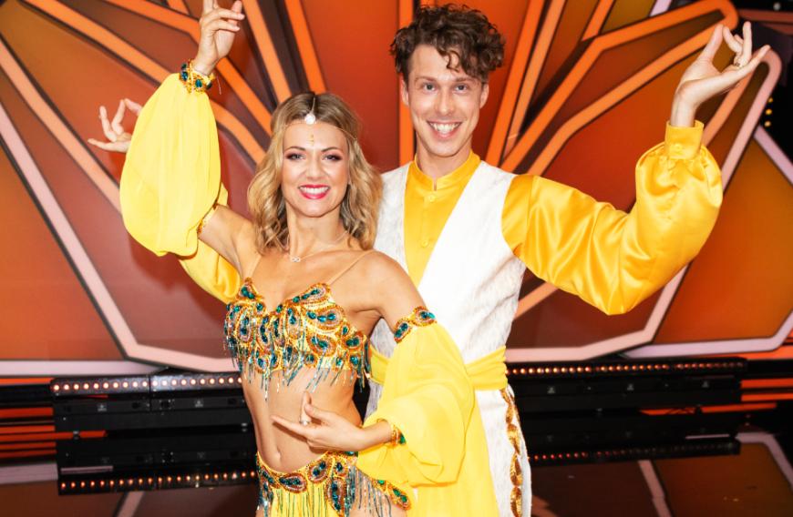 Mit ihrem Tanzpartner Valentin Lusin geht die Schlagersängerin gemeinsam durch Höhen und Tiefen.