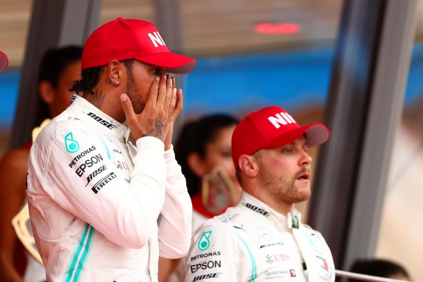 Neben der emotionalen Schweigeminute zum Gedenken an die verstorbene Legende Niki Lauda trugen die Fahrer rote Kappen mit der Aufschrift