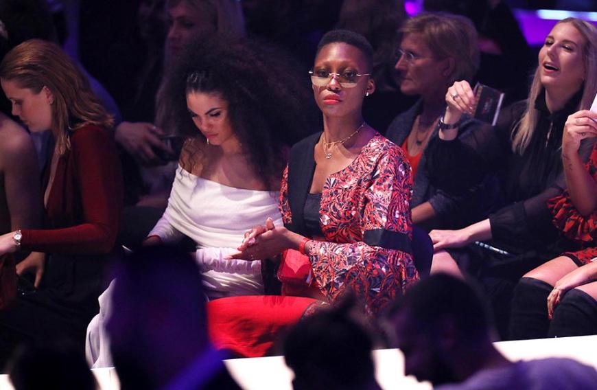 Unter anderem saßen neben den ehemaligen GNTM-Kandidatinnen Toni, Julianna und Pia noch zahlreiche weitere Promis im Publikum.