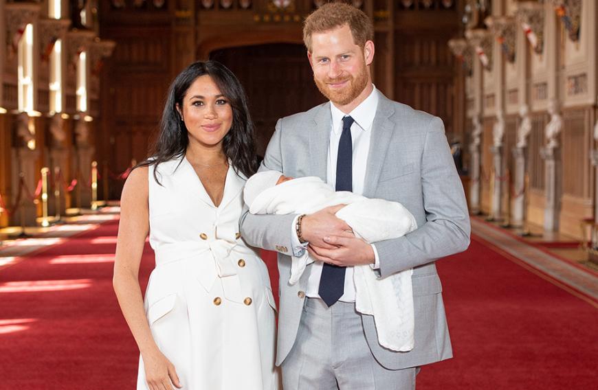 Vor knapp zwei Wochen kam Baby Archie zur Welt. Total normal, dass die Herzogin Meghan noch Bauch und Babypfunde mit sich herumträgt.