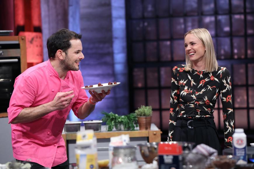 Doch auch ohne Vorkenntnisse konnte er den Sieg in der Show einfahren und auch das Dessert für sich entscheiden. Allerdings nur mit ein wenig Schummeln ...