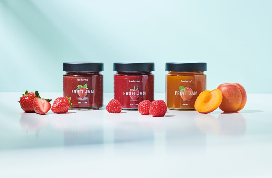Was darf bei einem ausgiebigen Sonntagsfrühstück nicht fehlen? Ganz klar, frische Brötchen und süßer Aufstrich! Statt leerer Kalorien, genießt du mit der neuen Fruit Jam von foodspring, in den Geschmacksrichtungen Aprikose, Erdbeere und Himbeere, puren Fruchtgenuss mit 90 Prozent weniger Zucker. Die Fruit Jam ist reich an Ballaststoffen, natürlich im Geschmack und ohne zugesetzten Zucker. Anstelle von tonnenweise Kristallzucker, kommen nur echte Früchte ins Glas. Auch auf künstliche Aromen und Konservierungsstoffe wird komplett verzichtet. Du kannst die Fruit Jam im Onlineshop von foodspring für ca. 5 Euro shoppen.