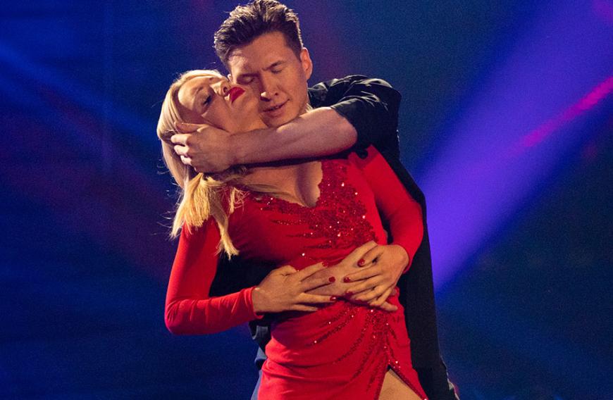 Zwischen Evelyn Burdecki und Evgeny Vinokurov geht es auf der Tanzfläche heiß zu ...
