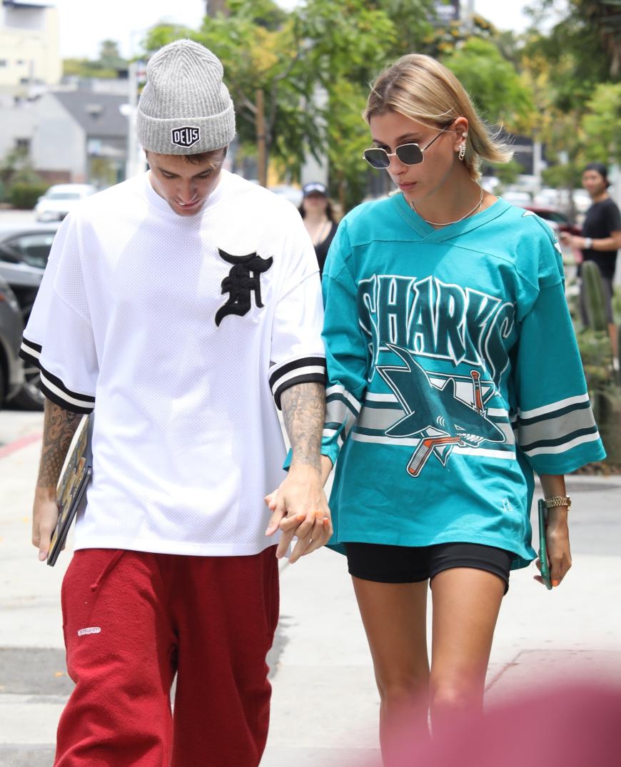 Hand in Hand durchs ganze Land! Justin und Hailey Bieber wurden auf dem Weg zu einem gemeinsamen Frühstück in Los Angeles von den Paparazzi ertappt.