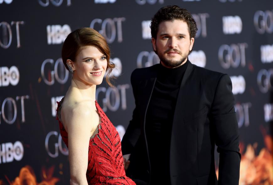 Seit Juni 2018 ist der Schauspieler mit seiner früheren Serienpartnerin Rose Leslie verheiratet. Das britische Paar hatte sich 2012 bei den Dreharbeiten für die Fantasy-Saga kennengelernt.