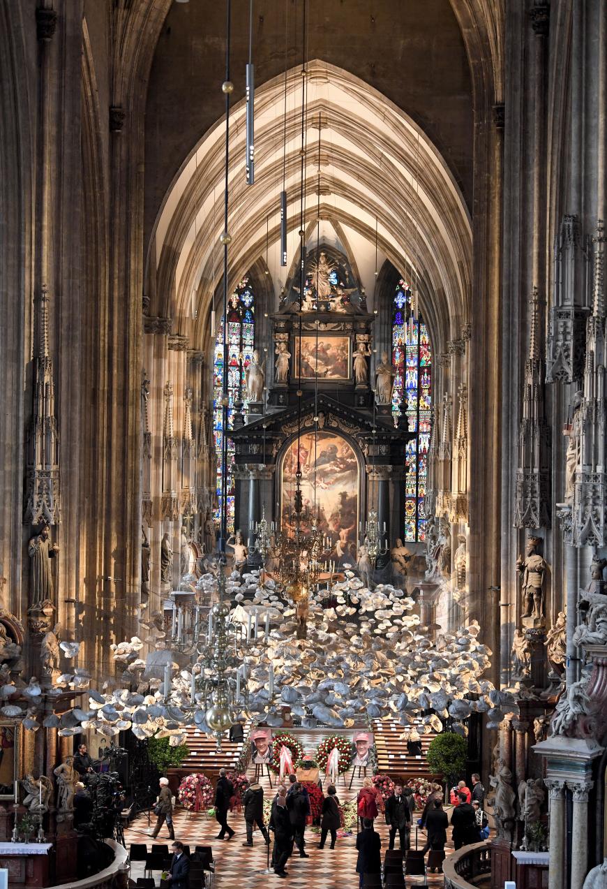 Zahlreiche Blumengestecke und Bilder des Formel-1-Stars wurden in der Kirche aufgestellt.