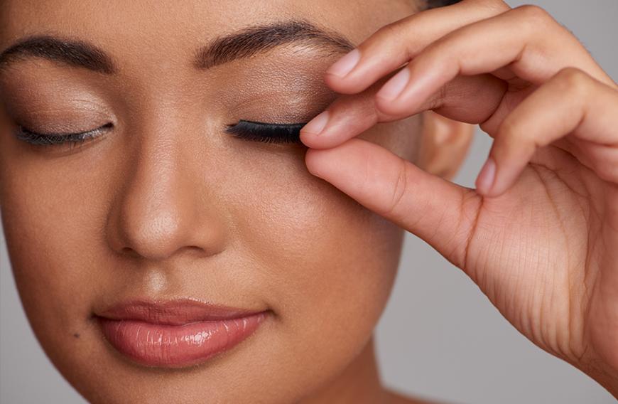 ... und zwar mit falschen Wimpern. Mit ein wenig Übung und Geduld lassen sich die Fake Lahes ganz einfach am natürlichen Wimpernkranz anbringen.