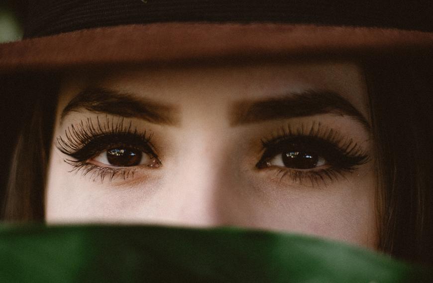 Das nennen wir mal Wow-Wimpern! Und die kannst du dir in fünf Schritten selber zaubern ...