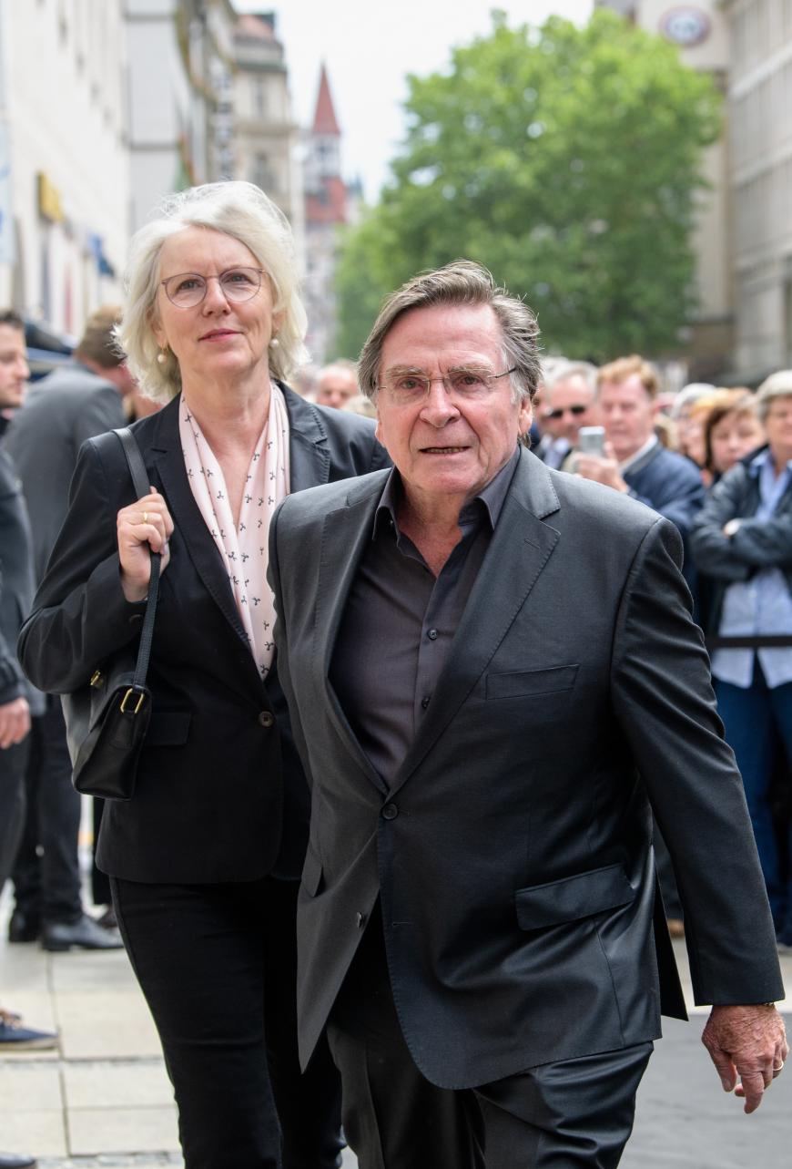 Elmar Wepper und sein Frau Anita sind unter den Trauergästen