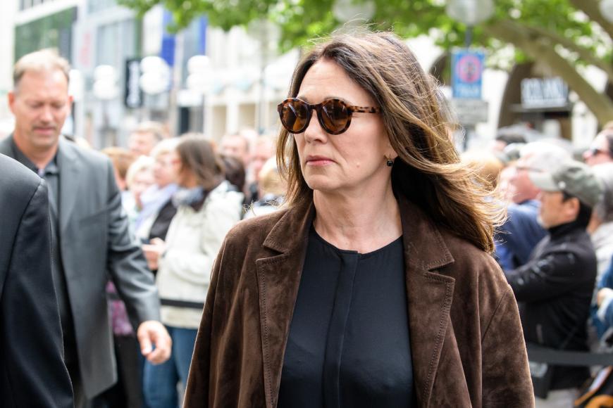 Iris Berben sieht man die Trauer um ihre Wegbegleiterin Hannelore Elsner deutlich an. Sie hält die dritte und letzte Trauerrede, in sie Elsner laut