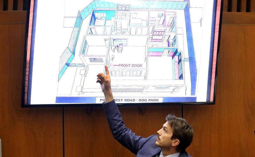Ashton Kutcher zeigt vor Gericht, wo genau er am 21. Februar 2001 vor dem Haus seiner Ex-Freundin Ashley stand.