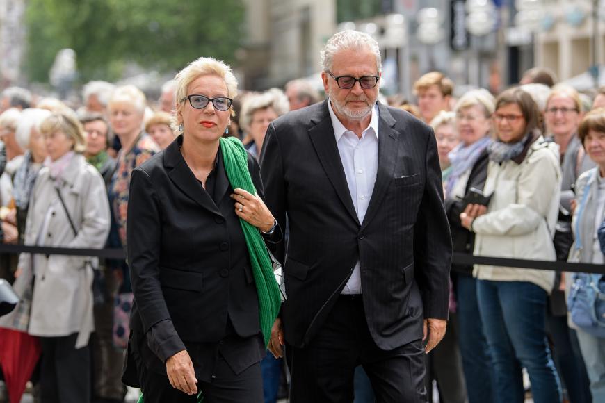 Regisseurin Doris Dörrie hält die erste Trauerrede. Darin erinnert sie sich an gemeinsame Momente mit Elsner: „Ich durfte ihr die Haare grau färben“.