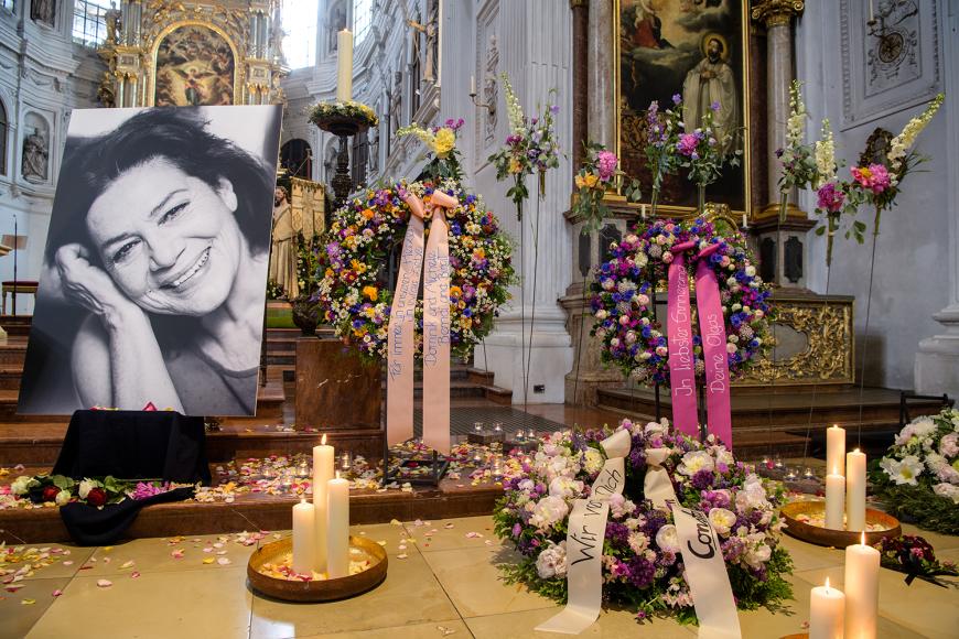 Kerzen, Blumengestecke und ein Bild von Hannelore Elsner stehen bei der öffentlichen Trauerfeier der Schauspielerin in der Kirche St. Michael.