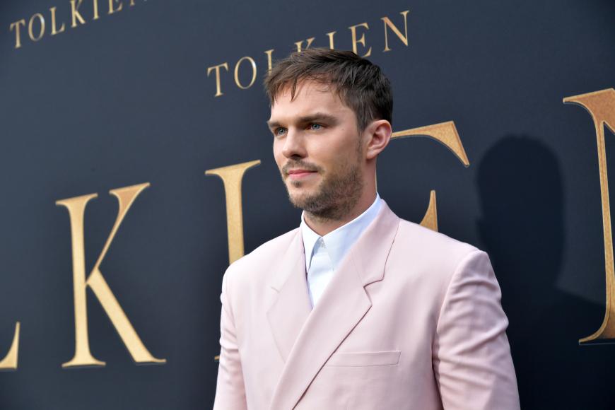Der Brite konnte sich gegen Nicholas Hoult durchsetzen.