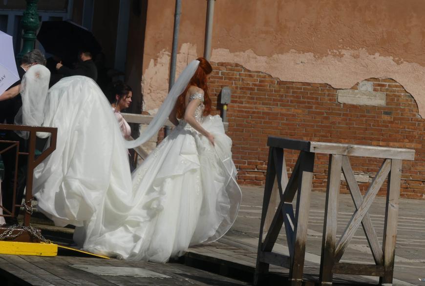 Für diesen großen Tag hatte Barbara sich für ein traumhaftes Prinzessinnenkleid mit einer imposanten Schleppe und vielen aufwendigen Verzierungen entschieden. Ein langer Schleier und XXL-High-Heels rundeten den Braut-Look ab.