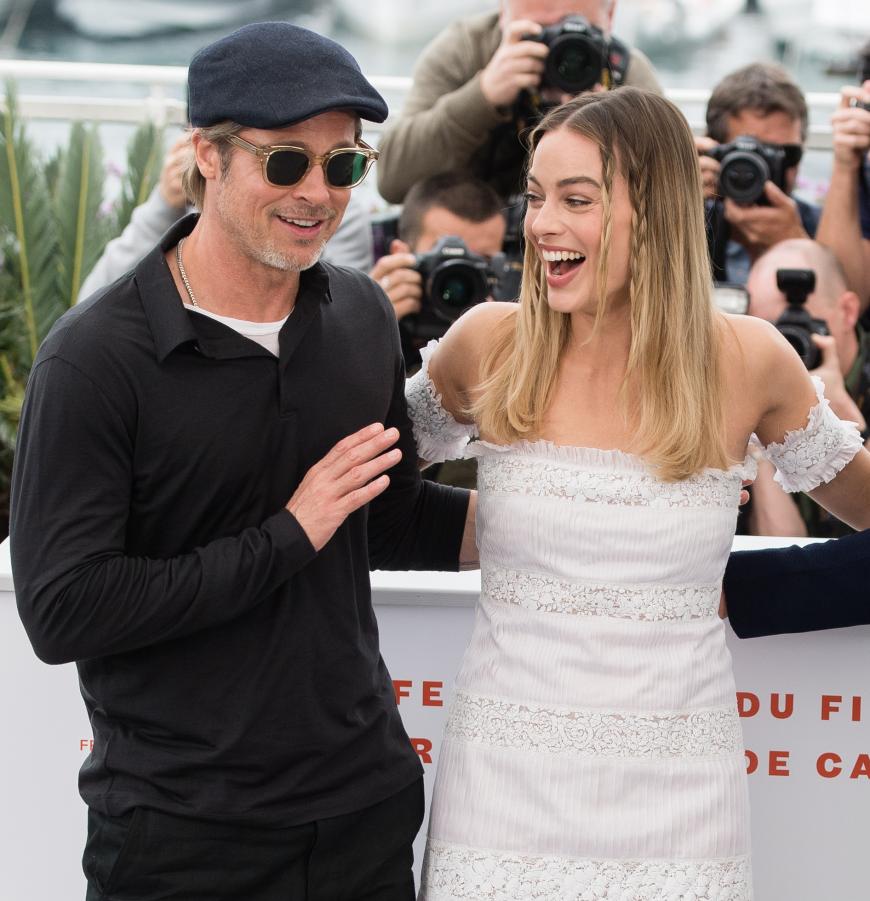 Am Set von „Once Upon a Time in Hollywood“ soll sich Margot Robbie in Brad Pitt verguckt haben. Beim Photocall in Cannes ist ihre Zuneigung nicht zu übersehen.