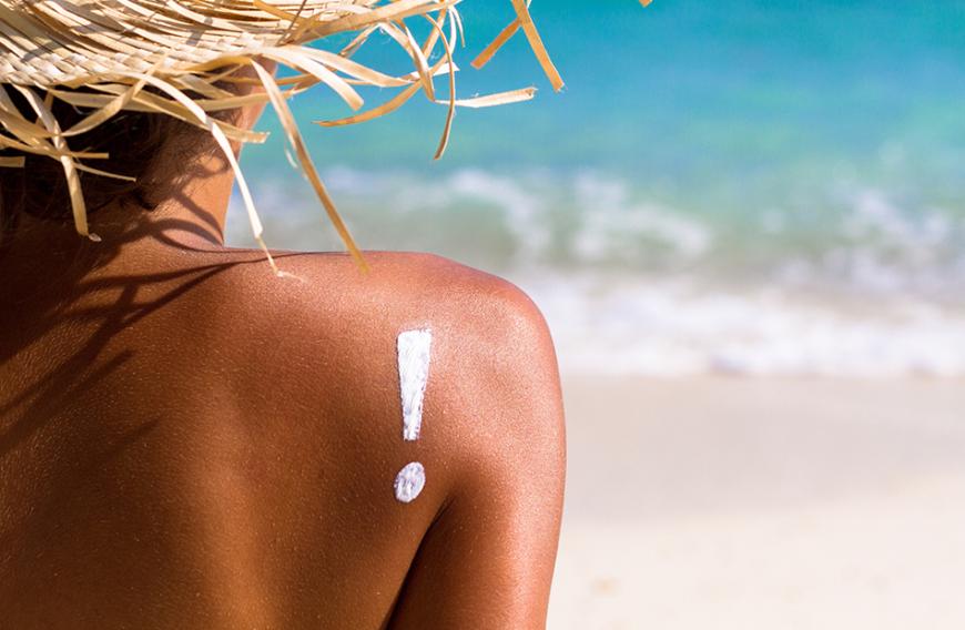 Sonnencreme ist nämlich ein absolutes Beauty-Must-have im Sommer, da sie deine Haut vor den schädlichen UV-Strahlen schützt.