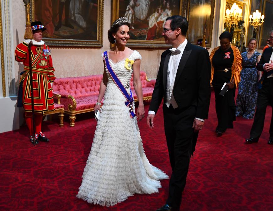 Juni 2019: US-Präsident Donald Trump ist zum Staatbesuch in Großbritannien. Zum großen Staatsbankett trägt Kate ein mehrstufiges Abendkleid von Alexander McQueen und zum ersten Mal eine blaue Scherpe mit dem