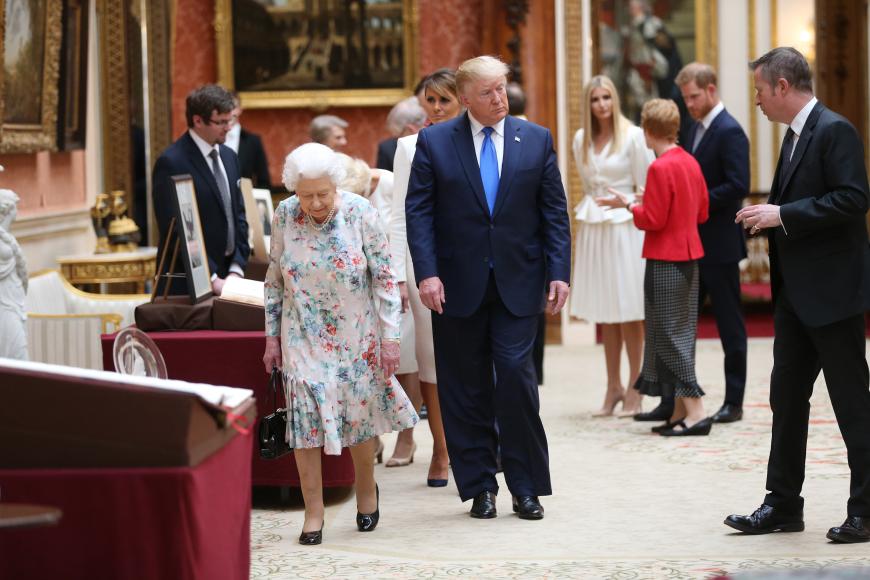 Prinz Harry (im Hintergrund) sprach zwar mit Ivanka Trump und anderen Mitgliedern der Familie, wechselte mit Donald Trump jedoch kein Wort. Wollte er sich so an dem Präsidenten rächen?