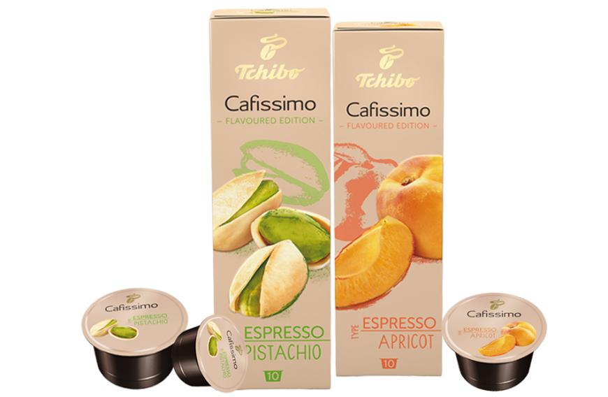 Kaffee mal anders? Kein Problem, denn bei der „Cafissimo Flavoured Edition“ von Tchibo trifft Espresso sommerliches Aroma. Die limitierten Kapseln sind in den Varianten „Espresso Pistacho“ und „Espresso Apricot“ erhältlich und sorgen nicht nur für ein außergewöhnliches Geschmackserlebnis. Während die Sorte