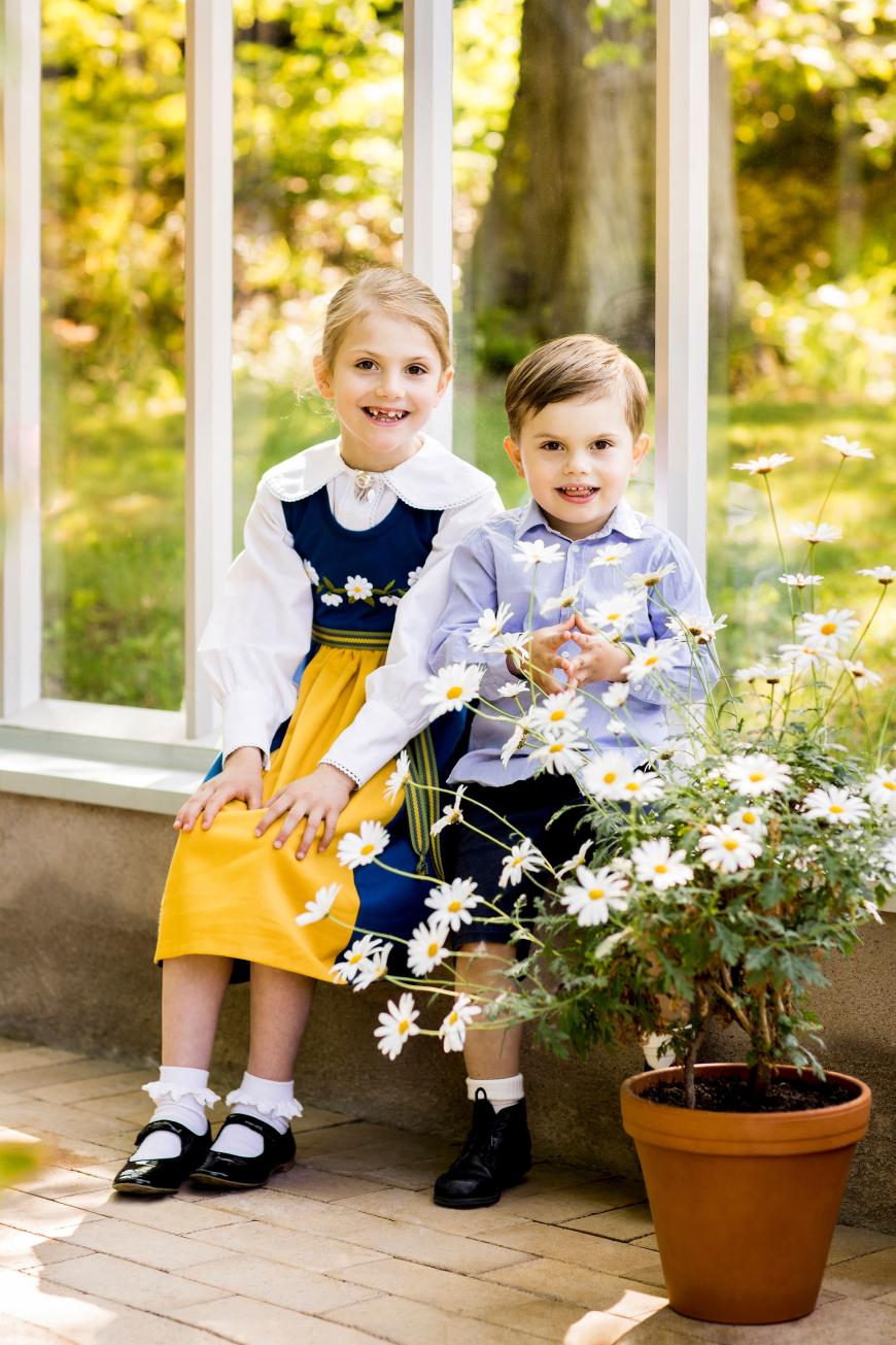Anlässlich des schwedischen Nationalfeiertages veröffentlichte der Palast drei niedliche Bilder der Mini-Royals. Prinzessin Estelle und Prinz Oscar sehen sich immer ähnlicher. Die Tochter von Victoria und Daniel sieht in ihrer Tracht einfach nur niedlich aus.