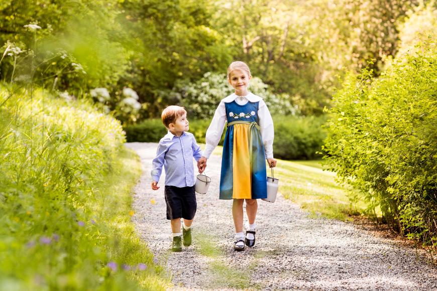 Pünktlich zum schwedischen Nationalfeiertag veröffentlicht das Königshaus drei süße Bilder von Prinz Oscar und seiner Schwester Estelle. Die Prinzessin nimmt ihren kleinen Bruder an die Hand und erkundet mit ihm die Natur. Dabei haben die beiden sichtlich Spaß!