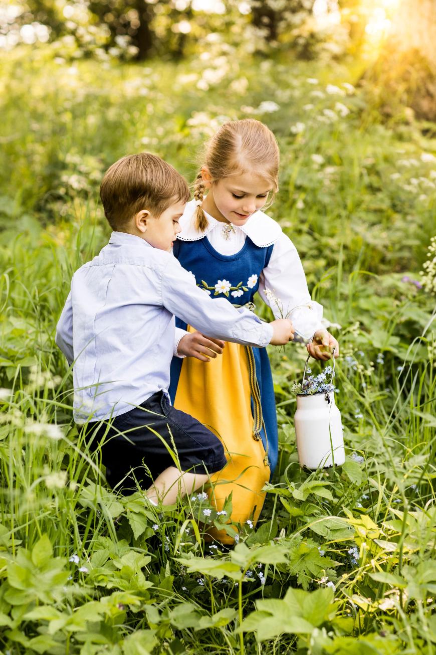 Zu süß! Oscar hilft seiner großen Schwester beim Blumenpflücken.