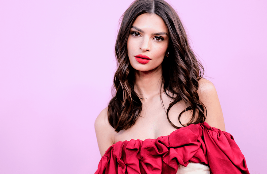 Emily Ratajkowski wurde von Mutter Natur mit besonders vollen Lippen beschenkt. Doch auch wer mit weniger Volumen gesegnet ist, kann dank ein paar Tricks easy nachhelfen.