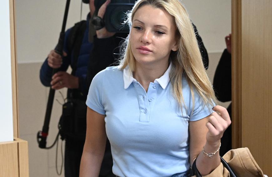 Vor der Kamera sorgt Evelyn Burdecki mit ihrer lustigen Art für Lacher. Viele wissen nicht, dass die Blondine eigentlich sehr sensibel ist und sich oft allein fühlt.
