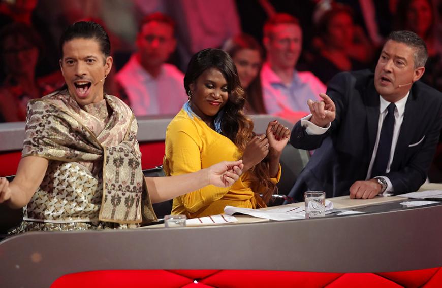 Auch unter den Jury-Mitgliedern ist die Stimmung angespannt. Jorge González muss sich ständig rechtfertigen und wird vom Chef-Juror beleidigt. Ob das wirklich nur Spaß ist?