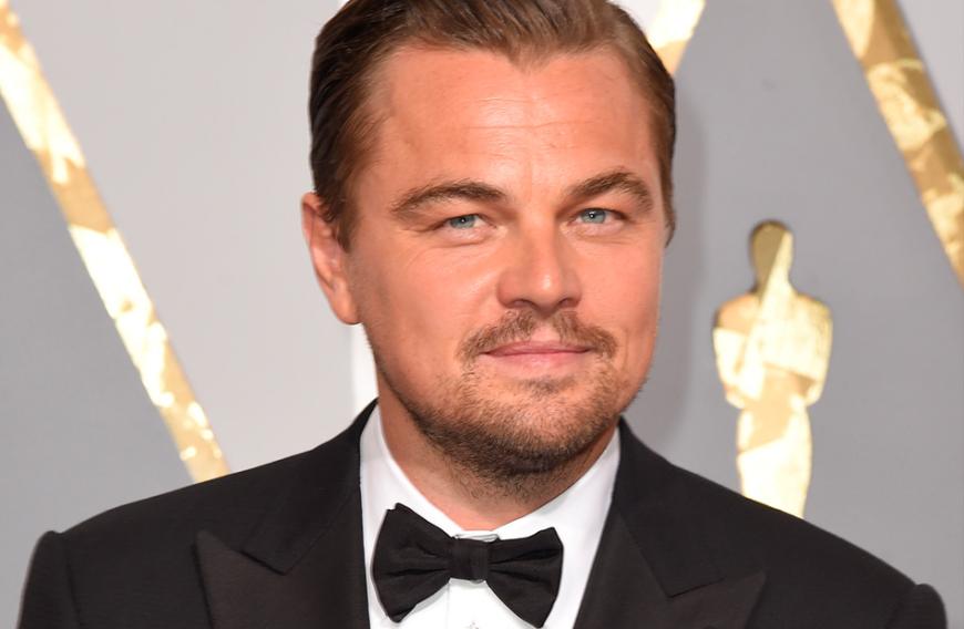 Tatsächlich ist der Mann mit der Brille der Daddy von Leonardo DiCaprio! Der Bartträger besuchte völlig überraschend die Film-Premiere von Leos Doku