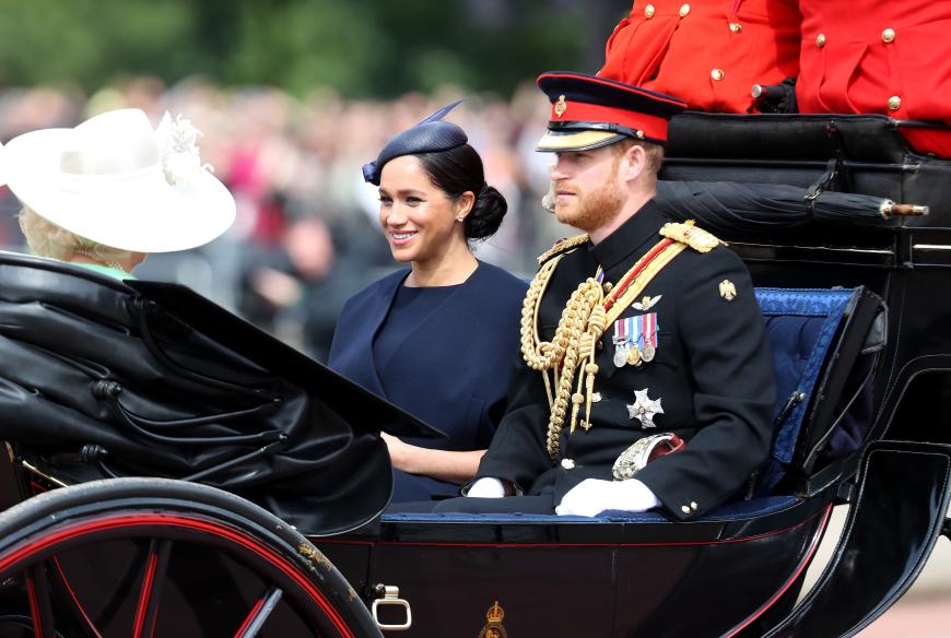Herzogin Meghan ist zurück aus der Babypause: Im hochgeschlossenen Outfit in dunklem Königsblau an der Seite ihres Gatten Prinz Harry verfolgte die frischgebackene Mama die jährliche Militärparade durch London.