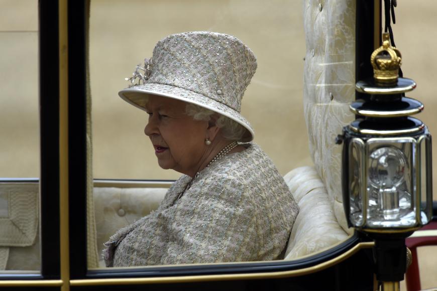 Zu Ehren des royalen Oberhauptes, Queen Elizabeth II., findet jährlich eine prachtvolle Zeremonie mit Truppen des vereinten Königreiches statt, bei der die ganze Königsfamilie zusammenkommt.