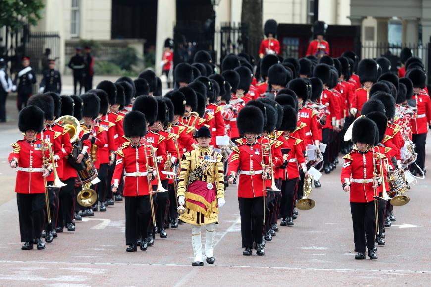 Mit zahlreichen Zuschauern am Straßenrand führt die Parade durch einen Teil der Stadt und endet vor dem königlichen Buckingham Palast.