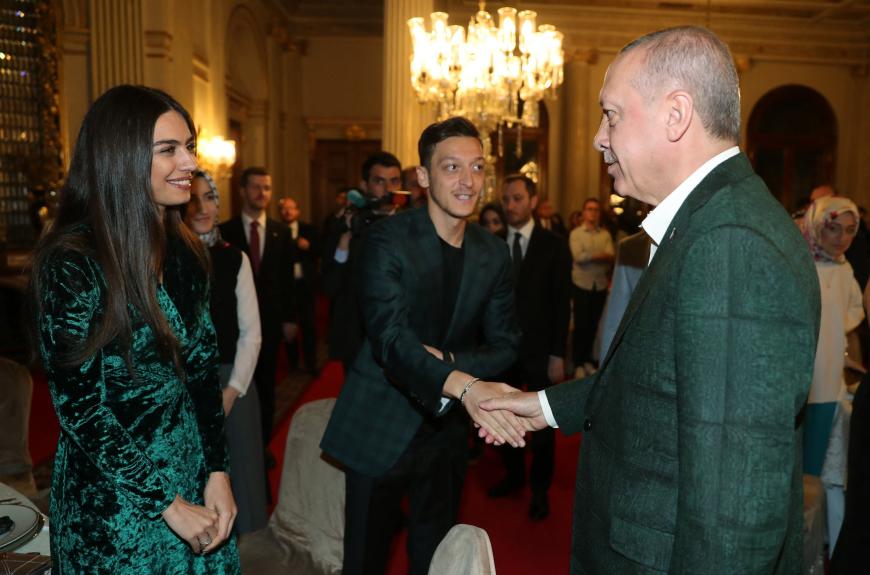 Schon in der Vergangenheit hatte sich der Fußballer mit dem umstrittenen türkischen Präsidenten in der Öffentlichkeit gezeigt und viel Kritik dafür einstecken müssen.