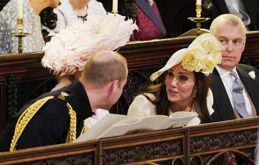... die 37-Jährige trug denselben Hut, den sie bereits zur Hochzeit von Herzogin Meghan und Prinz Harry im Mai 2018 getragen hatte. Eine kleine Hommage an ihre Schwägerin!
