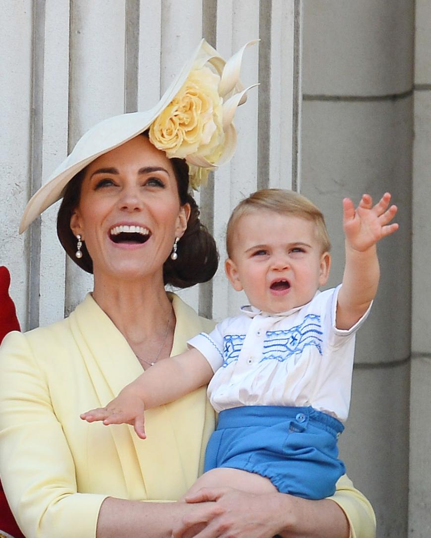 Zuckersüß! Der kleine Prinz Louis zog bei der alljährlichen Trooping the Colour-Parade zu Ehren von Queen Elizabeth II. alle Blicke auf sich: Auf dem Arm von Mama Herzogin Kate winkte der Mini-Royal wie ein Profi und stahl damit allen die Show!