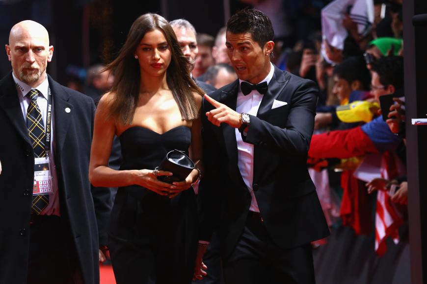 Ähnlicher Trennungsgrund mit dem Profi-Kicker: Von Mai 2012 bis Januar 2015 waren die Russin und Cristiano Ronaldo ein Paar. Der angebliche Trennungsgrund: Der Fußball-Star soll sie mit mehreren Frauen betrogen haben.