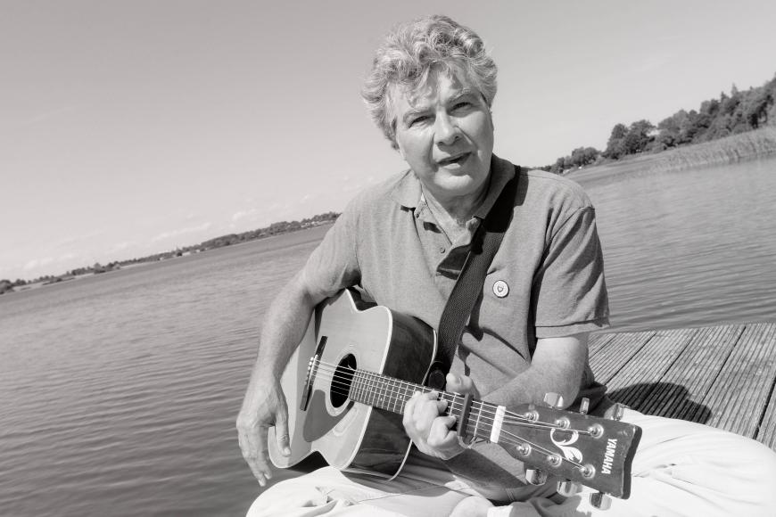Tragisches Schicksal: Der norddeutsche Liedermacher und Schriftsteller Wolfram Eicke ertrank am 5. Juni 2019 im Alter von 63 Jahren in der Ostsee vor seinem derzeitigen Wohnort Haffkrug, das bestätigte seine Agentin gegenüber der Deutschen Presse Agentur. Eicke war langjähriger Freund des Musikers Rolf Zuckowski. Sein bekanntestes Stück ist das Musical „Der kleine Tag“, welches auf Dutzenden Bühnen in ganz Deutschland aufgeführt wurde.