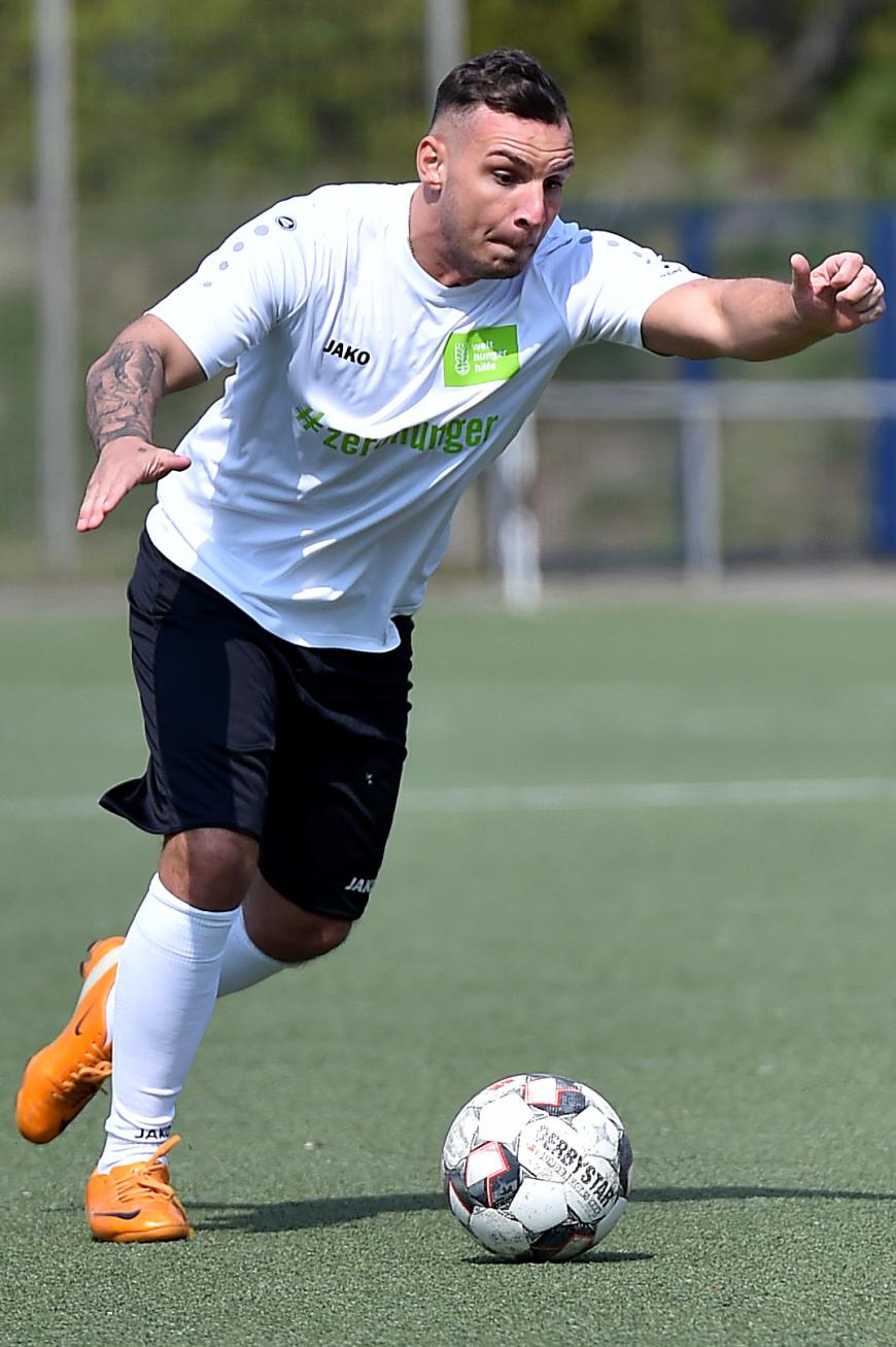 Pietro spielt leidenschaftlich gerne Fußball. Bei einem Match mit Tijan Njie kam es jedoch zu einem schrecklichen Unfall.