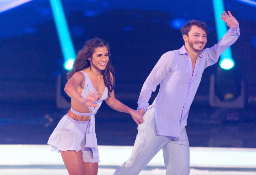 Durch “Dancing on Ice“ hatte Sarah Lombardi im Februar mindestens drei Kilo abgenommen. “Es ist eigentlich völlig egal, wie viel man wiegt, solang man sich in seinem Körper gut fühlt und das tue ich mittlerweile“, sagte sie damals.