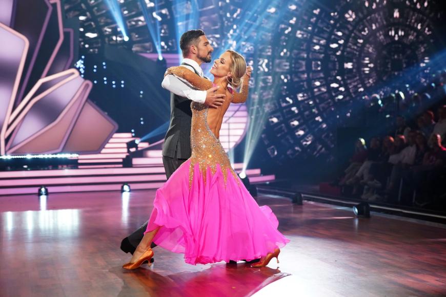 Benjamin Piwko und Isabel Edvardsson gehen im Jurytanz mit einem Cha Cha Cha zu
