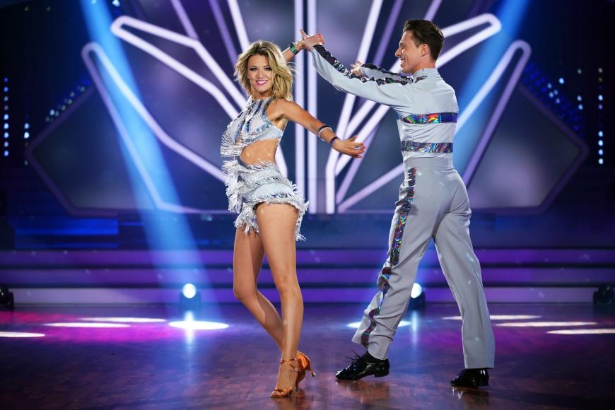 Sängerin Ella Endlich gilt schon lange als Favoritin: Sie und Profi Valentin Lusin müssen sich im großen Finale für den Jurytanz im Quickstep zu